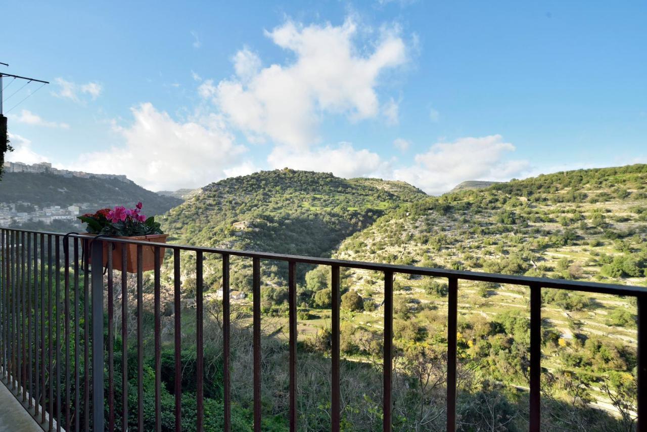 Le Luci su Ibla - Ospitalità con vista Acomodação com café da manhã Ragusa Exterior foto